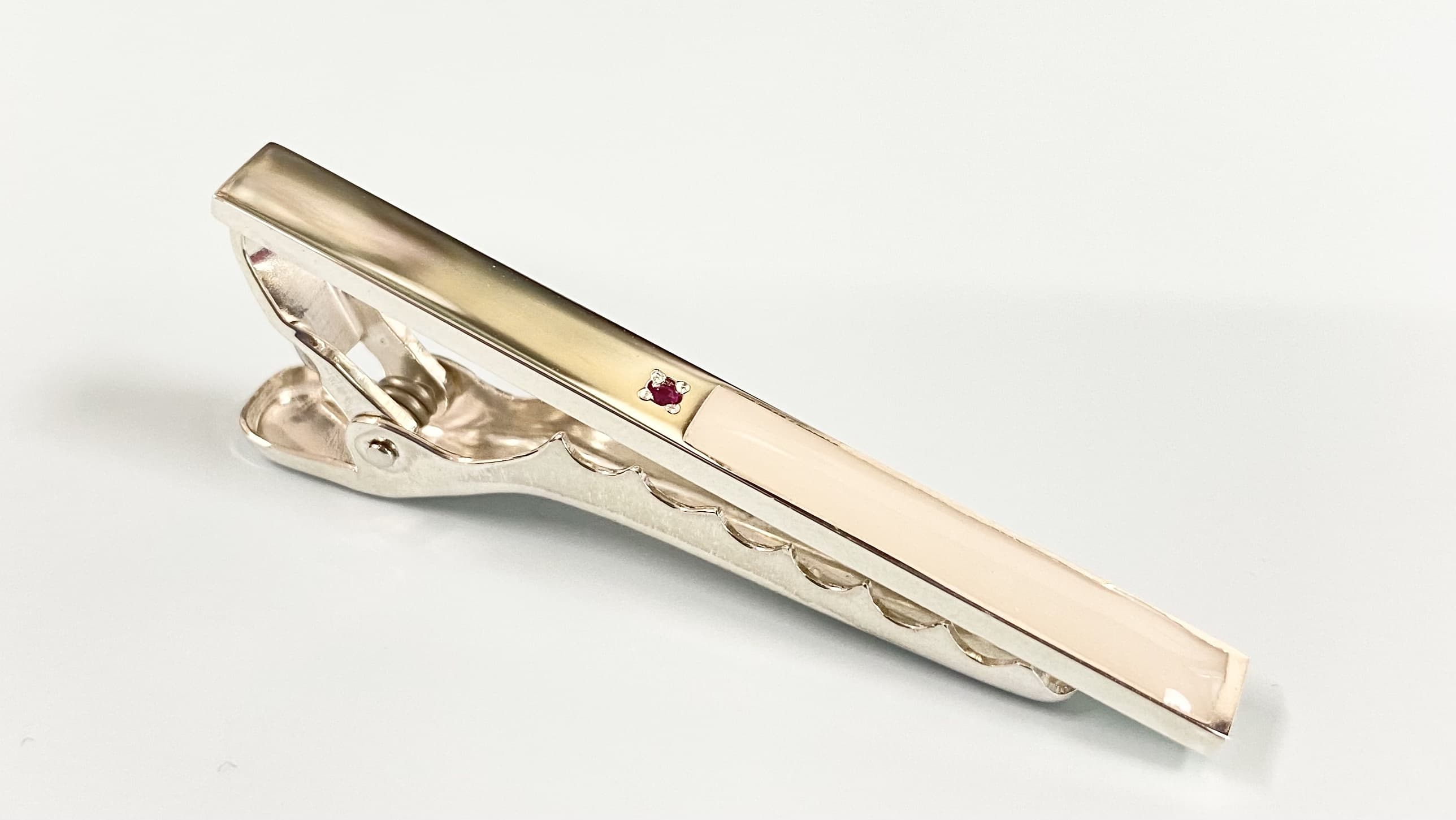 母乳パールと誕生石が輝くSV925のHajimeteのネクタイピン